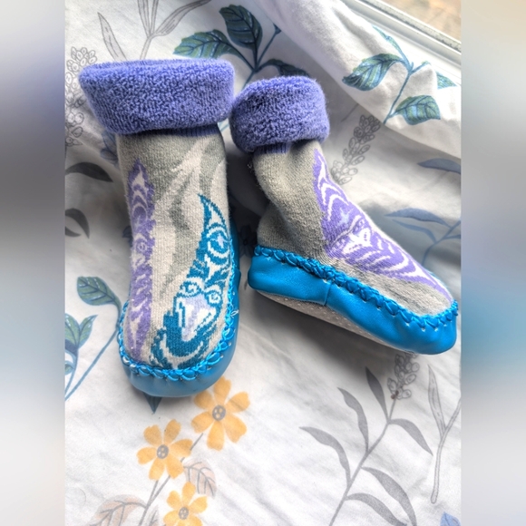 Tlingit Native Alaskan Blue and Purple Baby Booties 6m-9m Tlingit Line Form - Picture 2 of 3